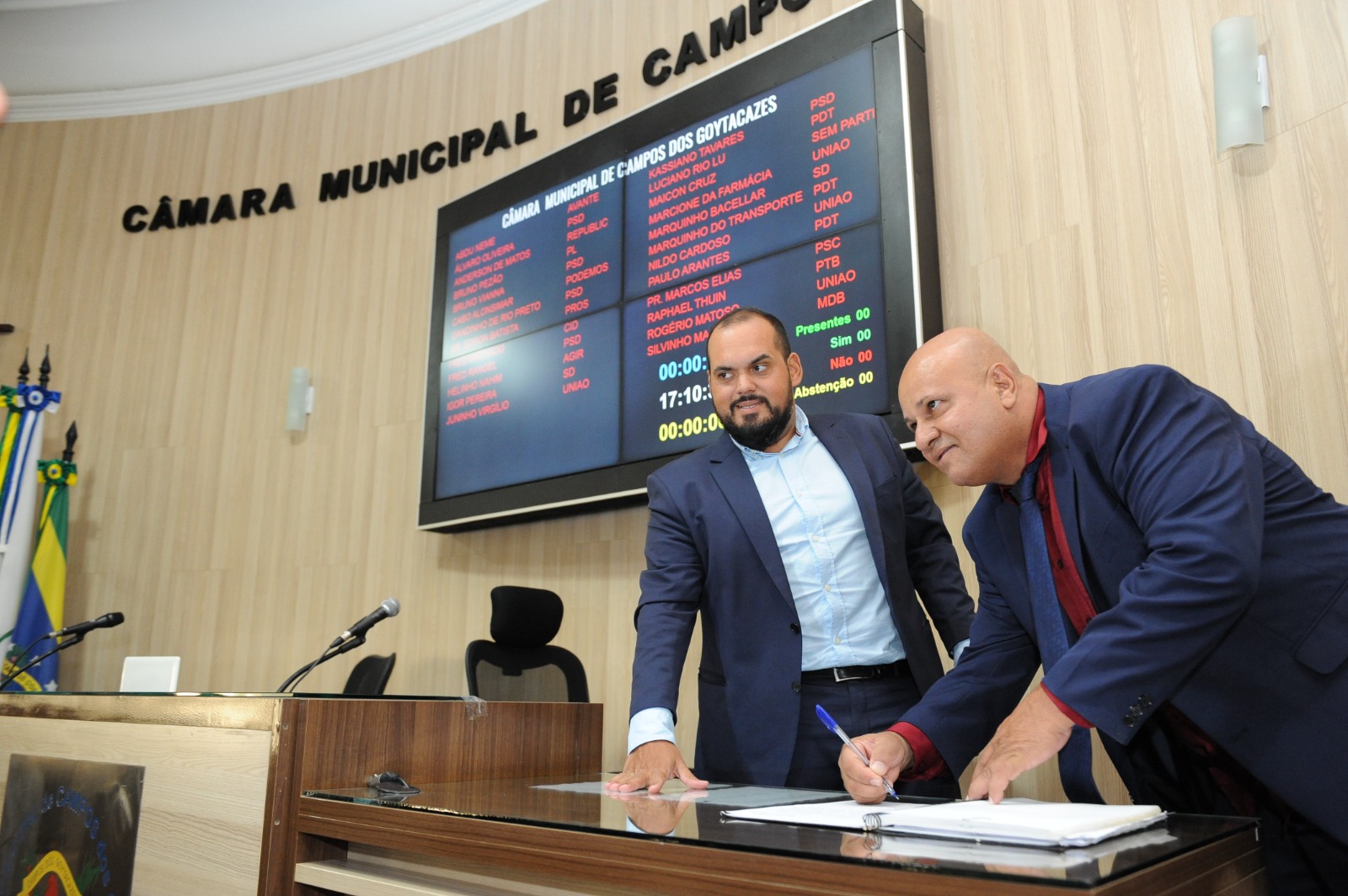 Paulo Arantes toma posse e já participa da sessão desta terça da Câmara de Campos