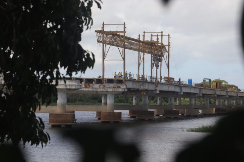 Castro não diz se alguma cabeça rolou, mas Ponte da Integração tem novo prazo