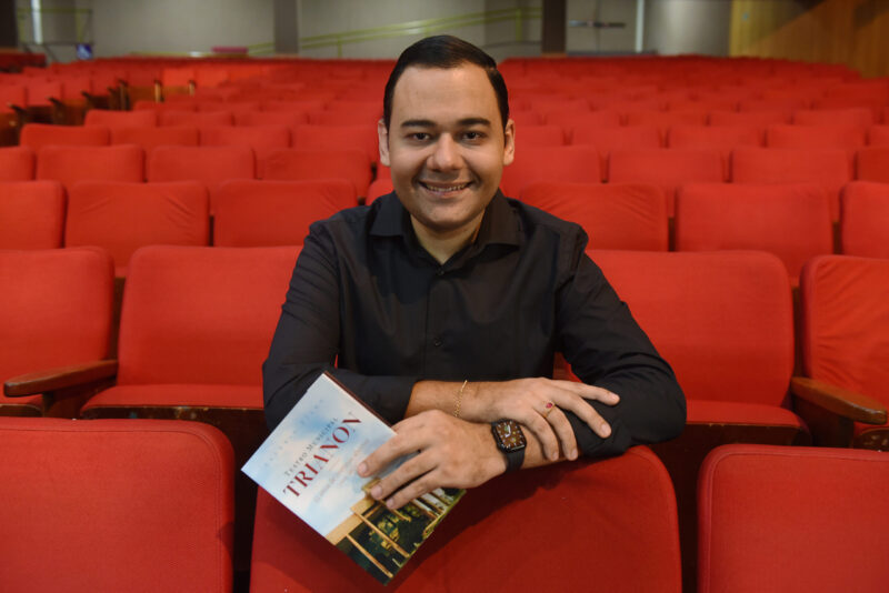 Antônio Filho lança livro sobre os 25 anos do Teatro Municipal Trianon