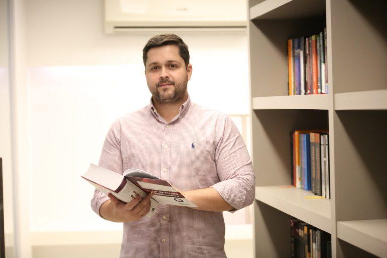 José Paes Neto lança livro sobre direito à saúde, dia 15 de junho, no Isecensa