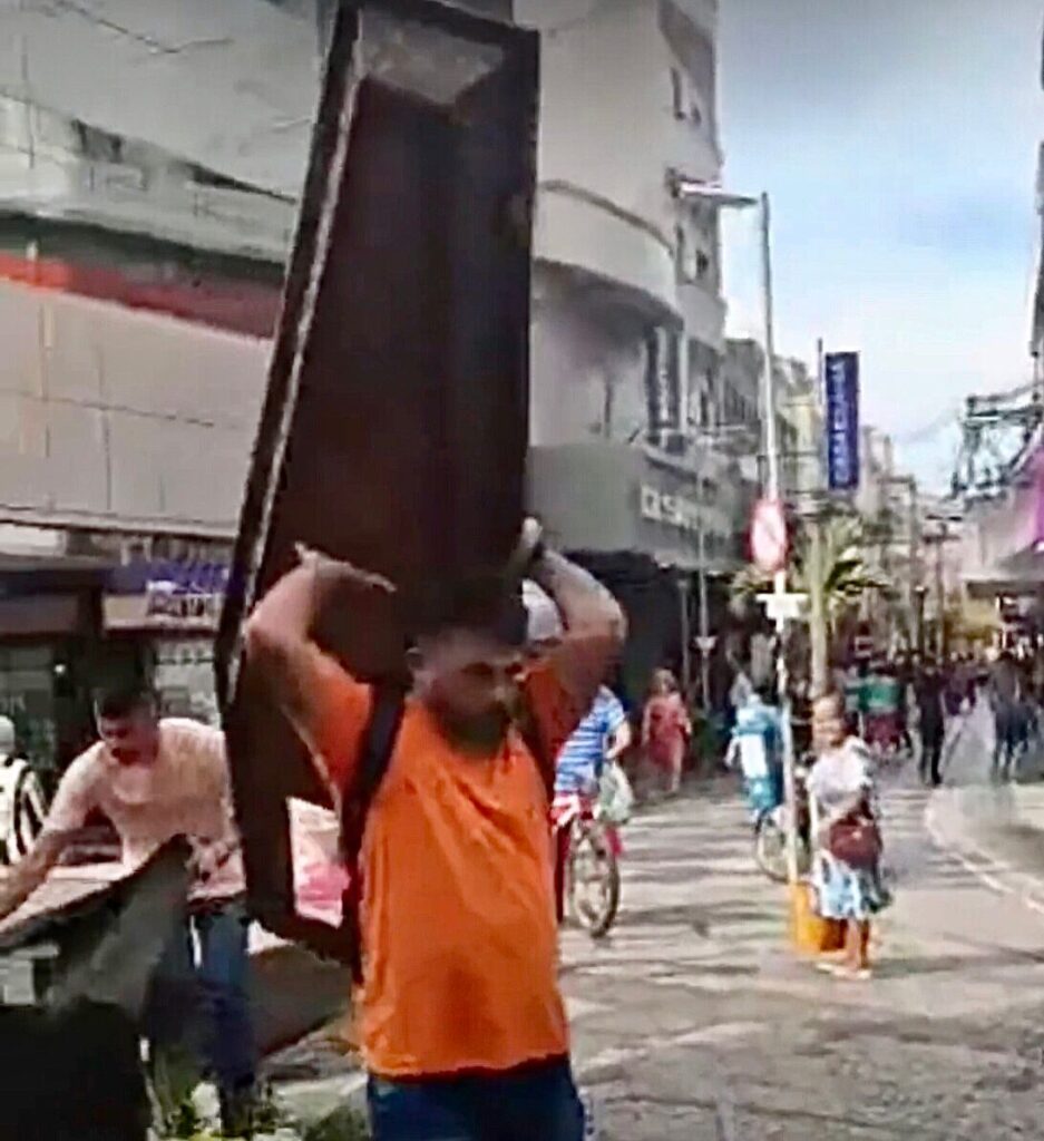 Juninho Virgílio diz que tirou caixão do Centro porque não encontrou o dono