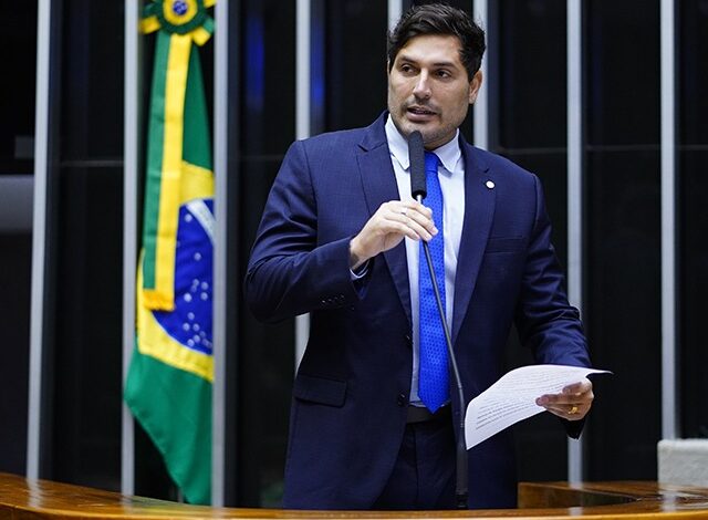Deputado do PL do RJ contraria Bolsonaro e vota a favor da reforma tributária