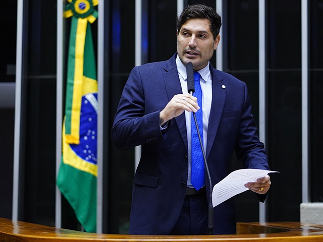 Deputado do PL do RJ contraria Bolsonaro e vota a favor da reforma tributária