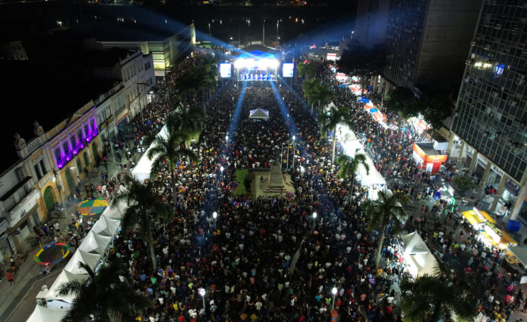 Di Propósito leva multidão à Praça do Santíssimo Salvador