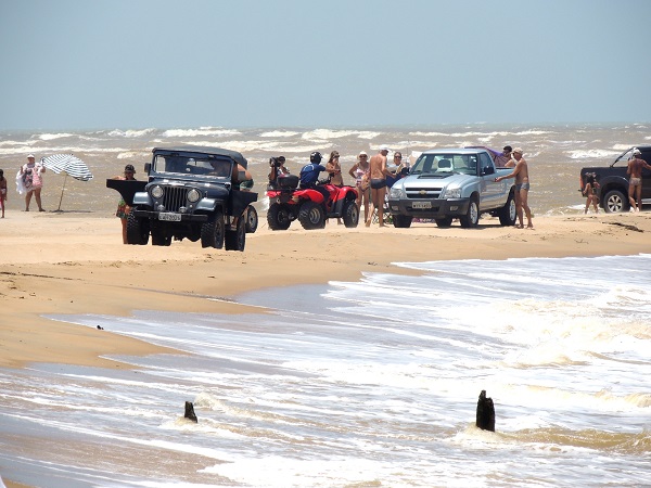 SJB já autuou mais de 80 infratores com veículos na faixa de areia este ano