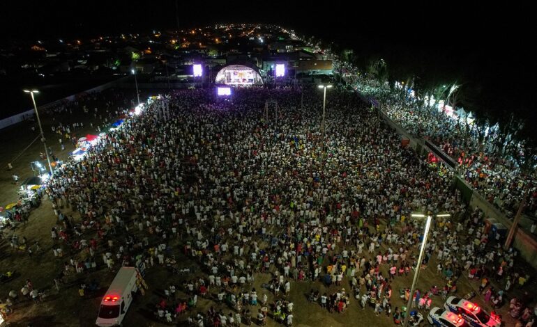 Arena de shows do Farol recebe multidão na chegada de 2024