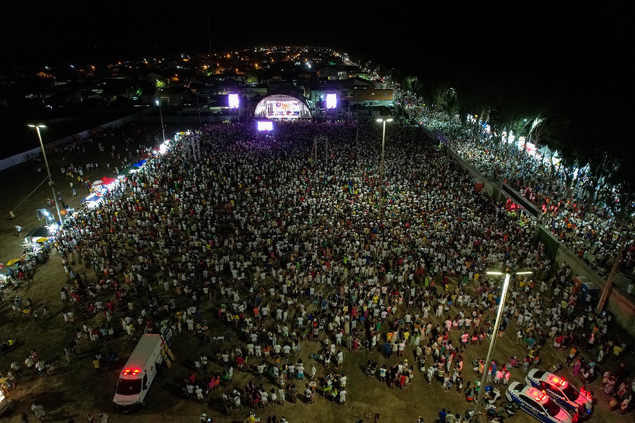 Arena de shows do Farol recebe multidão na chegada de 2024