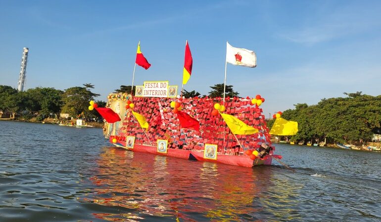 Concurso de Canoa Ornamentada colore o Paraíba do Sul em SJB