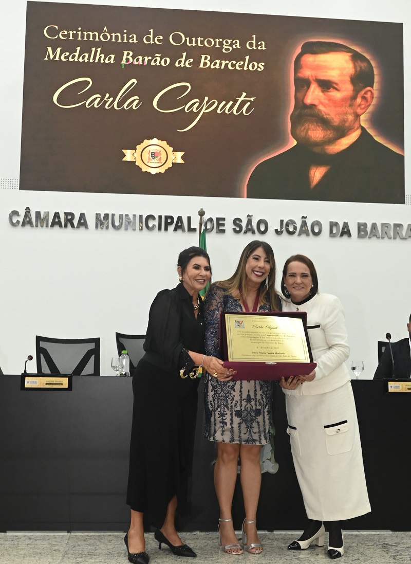 Carla Caputi recebe a Medalha Barão de Barcelos, maior honraria da Câmara de SJB