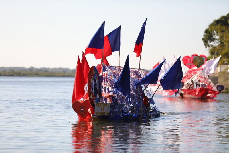 Desfile Fluvial de Canoas Ornamentadas na festa de São Pedro