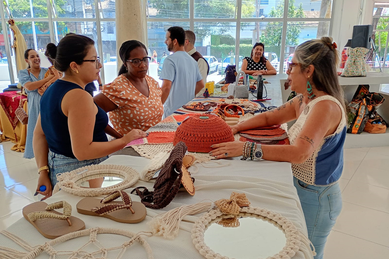 Feira de Natal, com produtos artesanais, é aberta no Palácio da Cultura