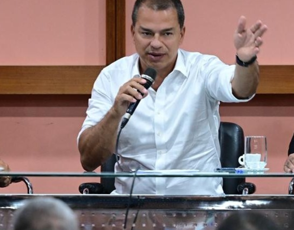 Frederico Paes anuncia reajuste salarial dos servidores de Campos