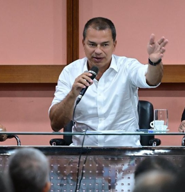 Frederico Paes anuncia reajuste salarial dos servidores de Campos