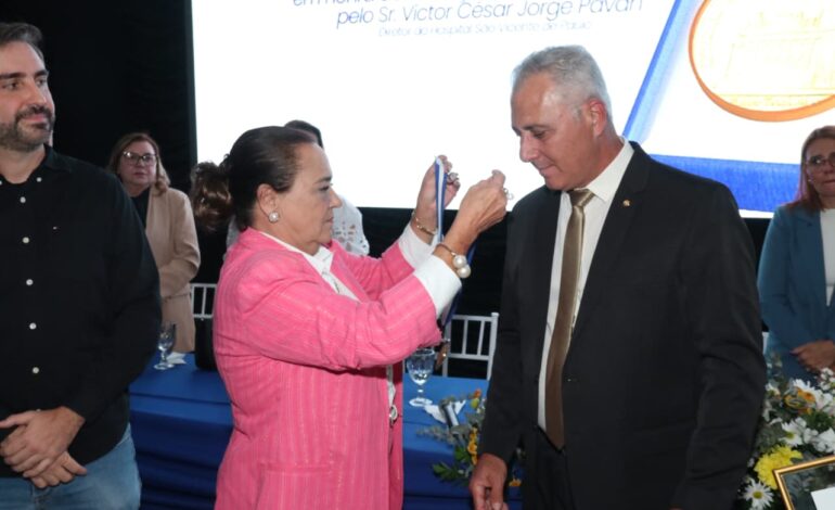 Carla Machado entrega Medalha Tiradentes a Victor Pavan, diretor do HSVP