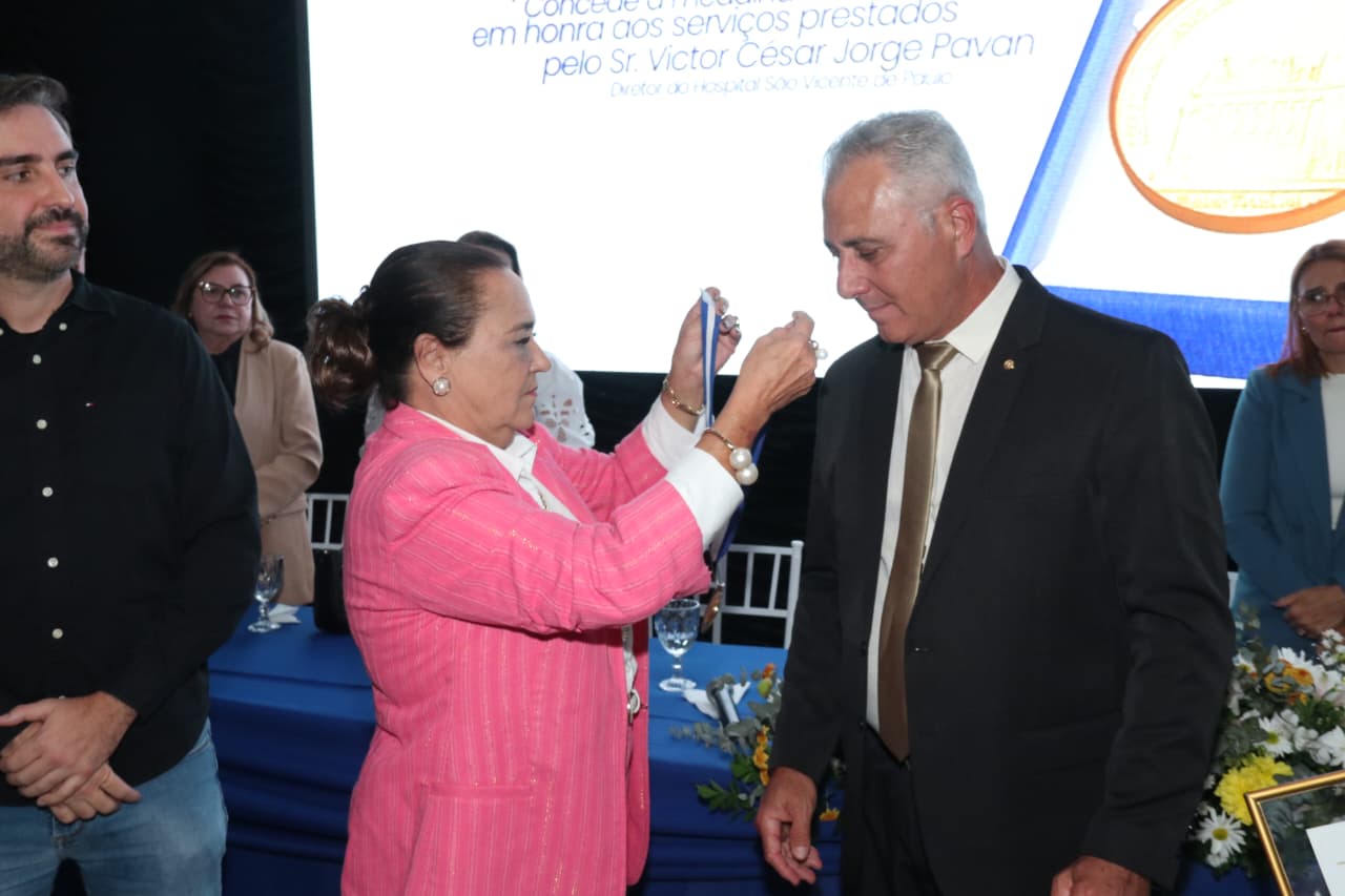 Carla Machado entrega Medalha Tiradentes a Victor Pavan, diretor do HSVP