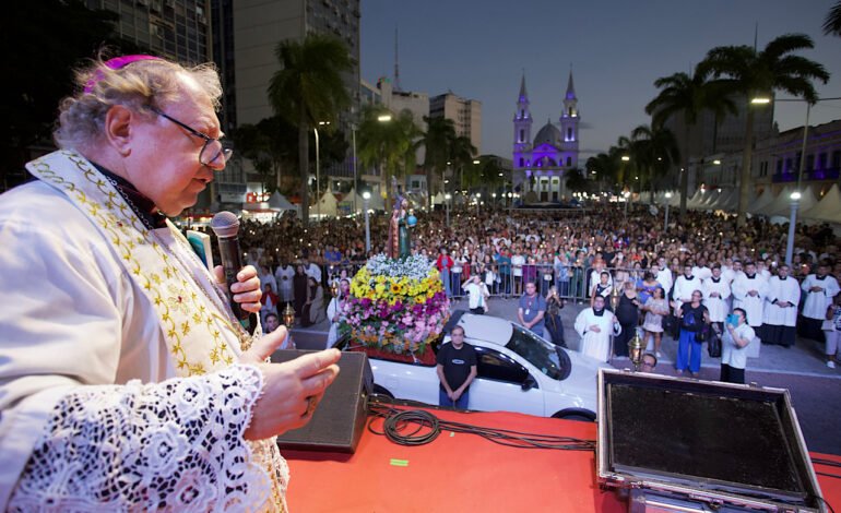 Procissão encerra celebrações em honra ao Santíssimo Salvador