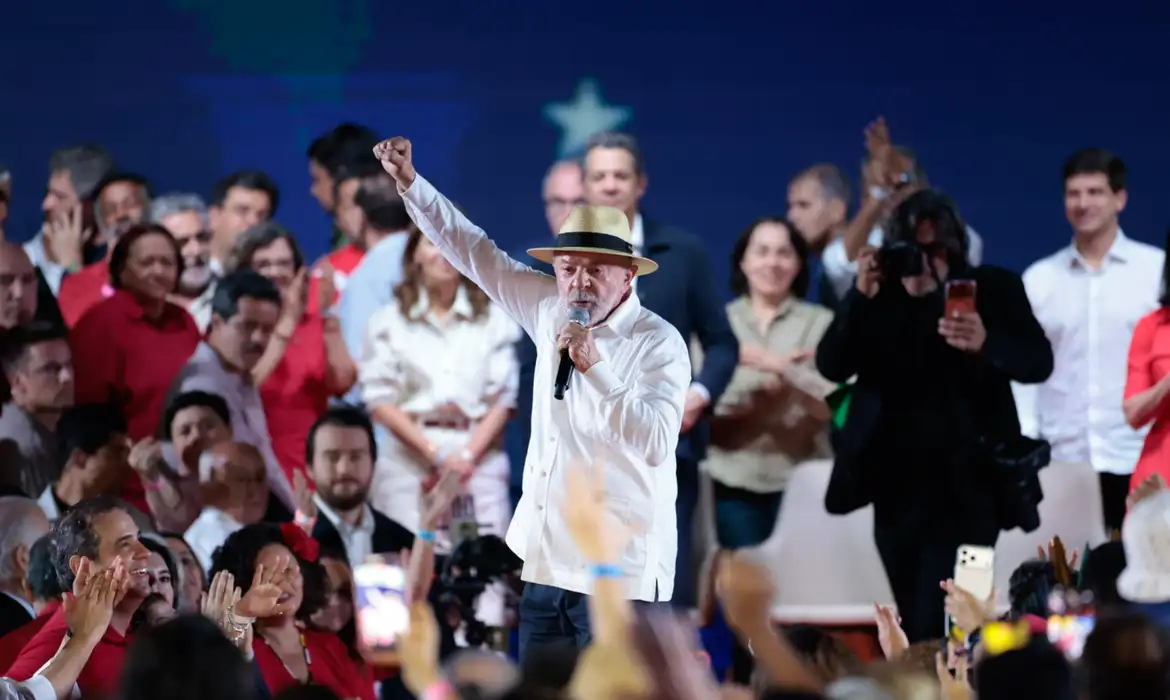 PT oficializa candidatura de Lula à reeleição
