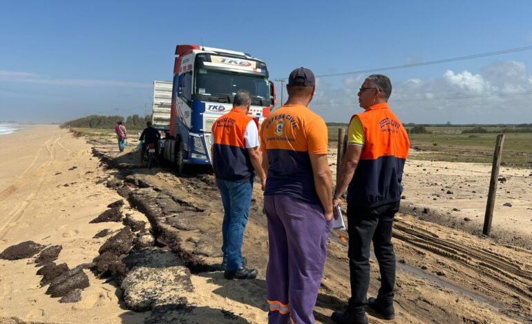 Defesa Civil monitora impactos da ressaca na orla de Campos