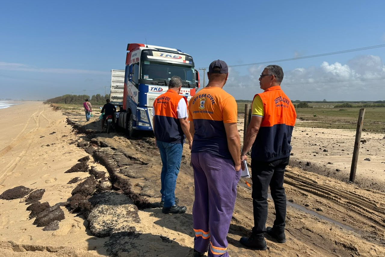 Defesa Civil monitora impactos da ressaca na orla de Campos