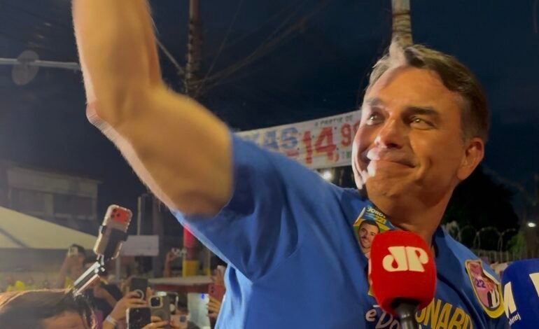 Carreata cheia, comício nem tanto: a passagem de Flávio Bolsonaro por Campos