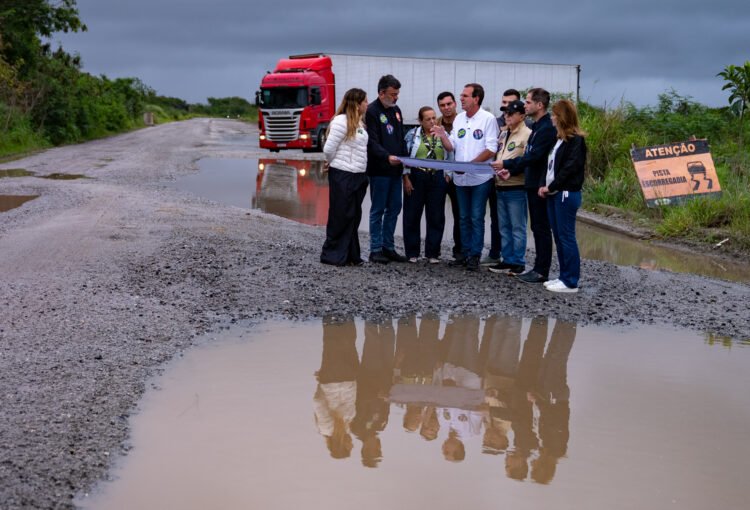 Paes promete concluir Estrada dos Ceramistas, fazer a do Contorno e abrir novo BPM em Campos