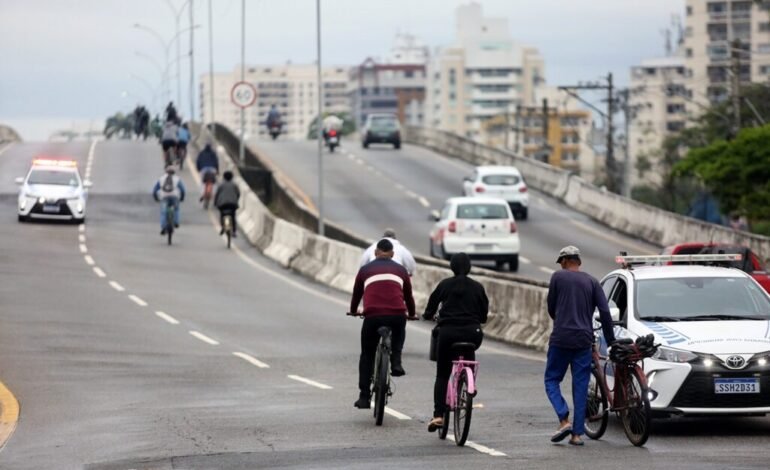 Campos inicia operação para travessia de ciclistas e pedestres na Ponte Leonel Brizola