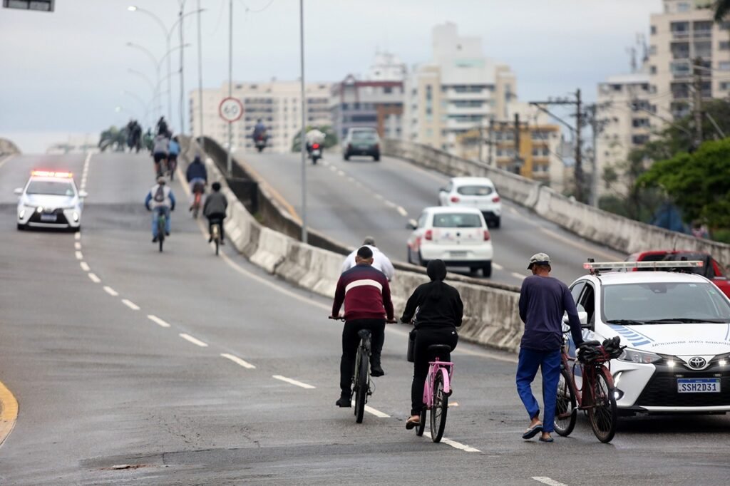 Campos inicia operação para travessia de ciclistas e pedestres na Ponte Leonel Brizola