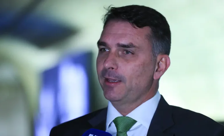 Mendonça incluiu Flávio Bolsonaro como investigado no caso Dark Horse