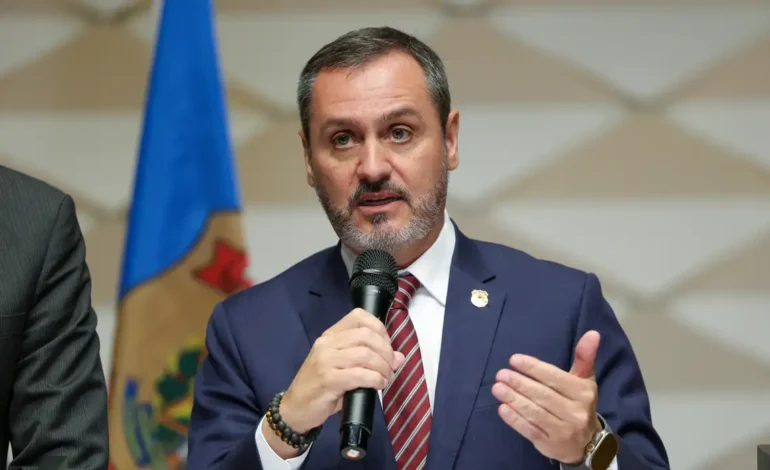 Dino determina reintegração de Andrei Rodrigues ao comando da PF