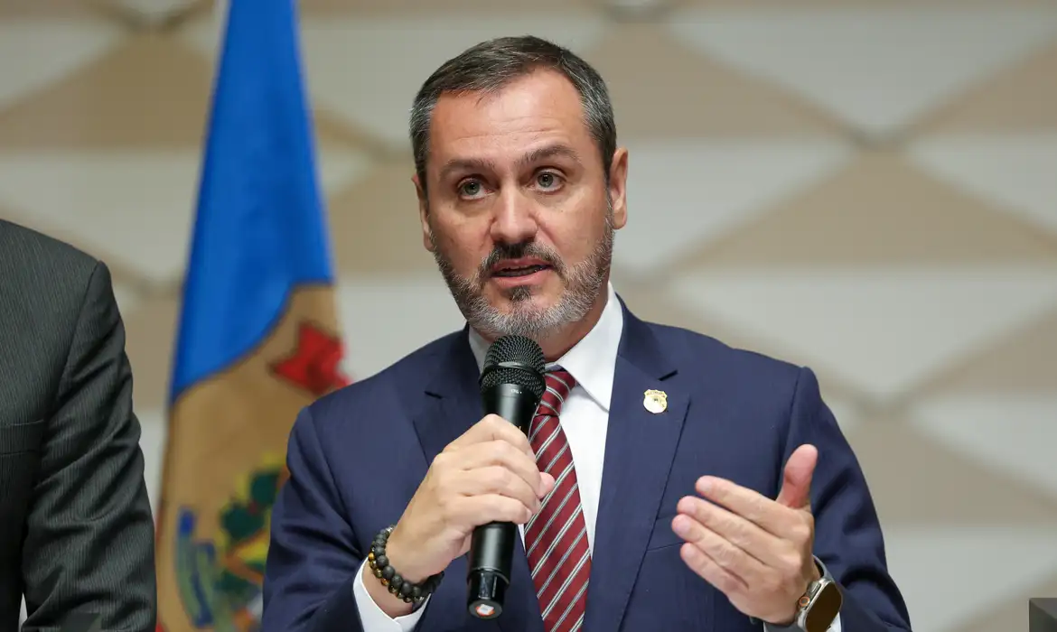Dino determina reintegração de Andrei Rodrigues ao comando da PF