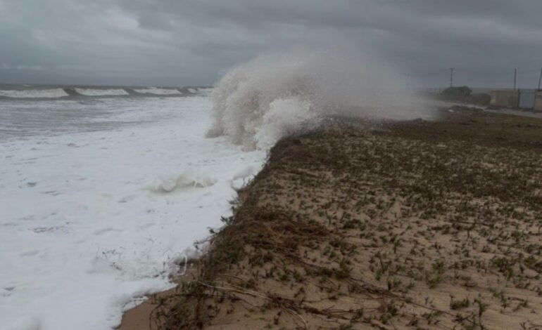 Defesa Civil de Campos monitora impactos da ressaca na praia do Farol