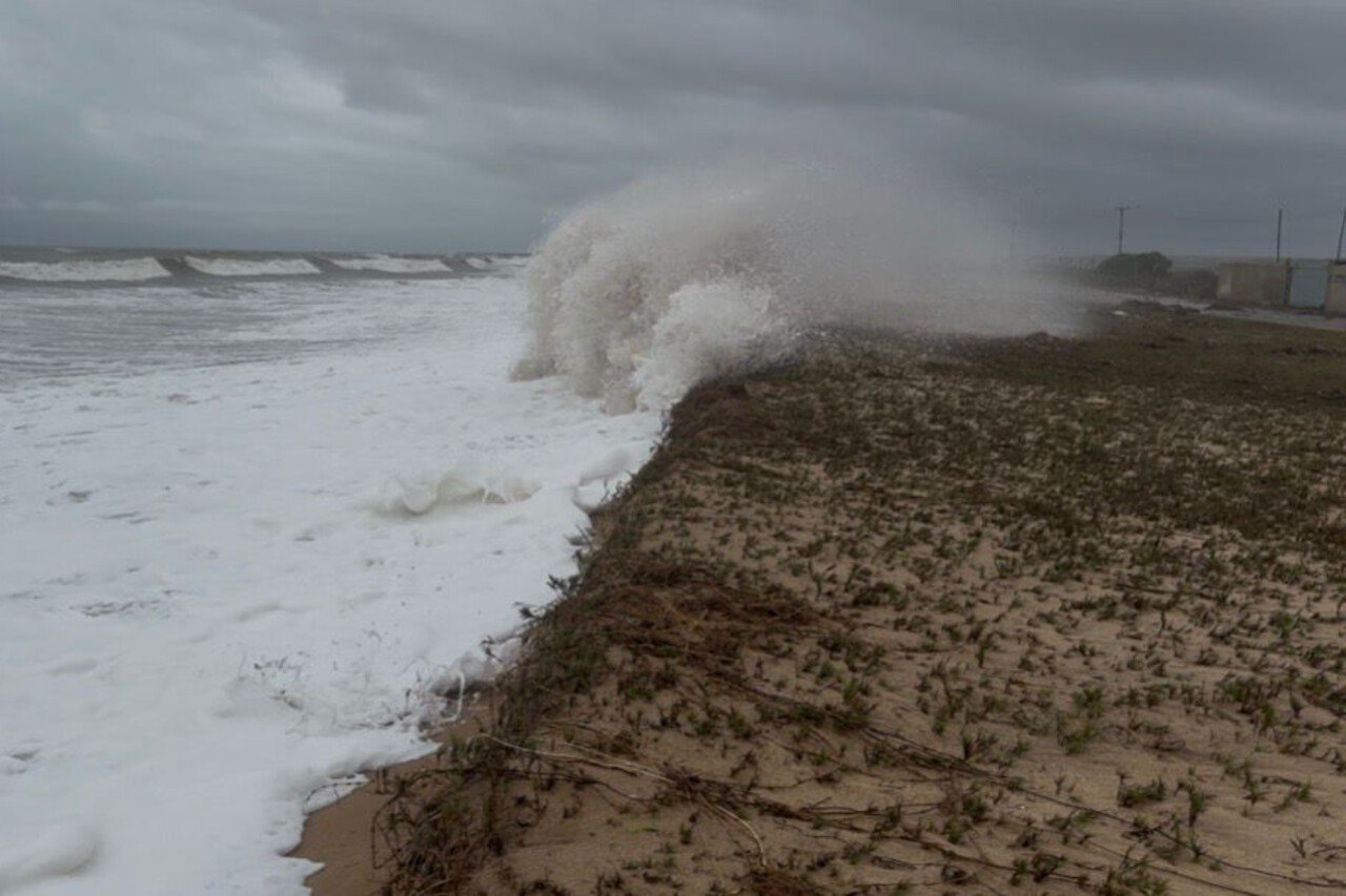 Defesa Civil de Campos monitora impactos da ressaca na praia do Farol