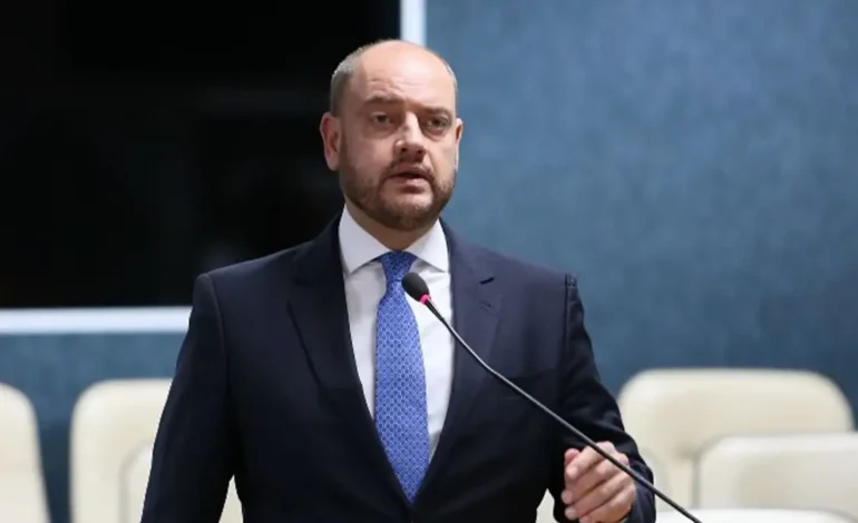 RJ exonera 6,1 mil comissionados e prevê economia de R$ 221 milhões