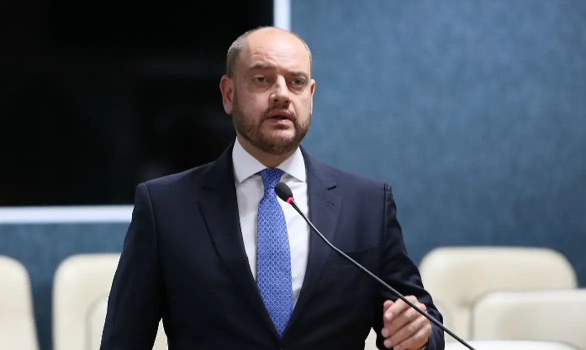 RJ exonera 6,1 mil comissionados e prevê economia de R$ 221 milhões