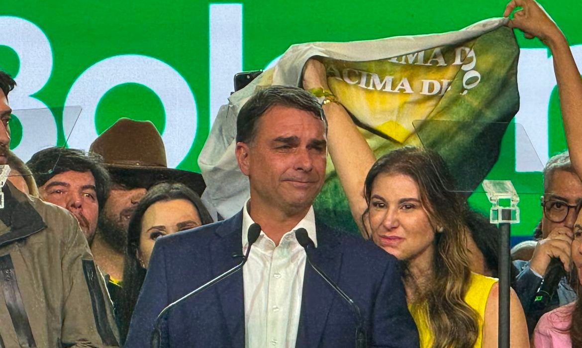 Flávio Bolsonaro usou jatinho de Vorcaro em 2025, diz revista