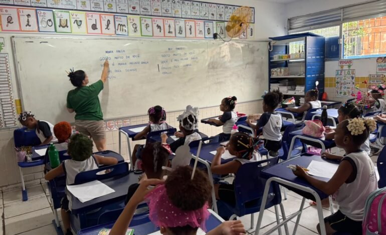 Campos atualiza regras para educação em tempo integral e prepara ampliação da oferta