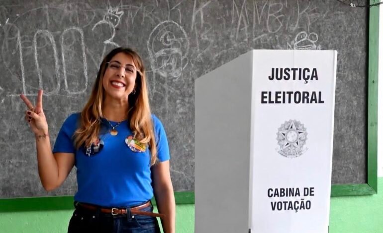 Prefeita Carla Caputi vota em escola estadual de Grussaí