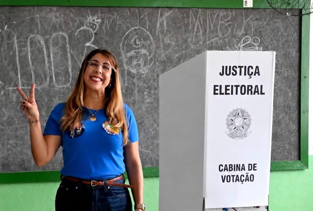 Prefeita Carla Caputi vota em escola estadual de Grussaí
