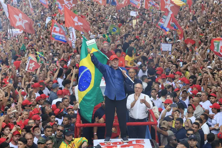 HISTÓRICO: Lula vira no segundo turno e chega ao 4º mandato de presidente